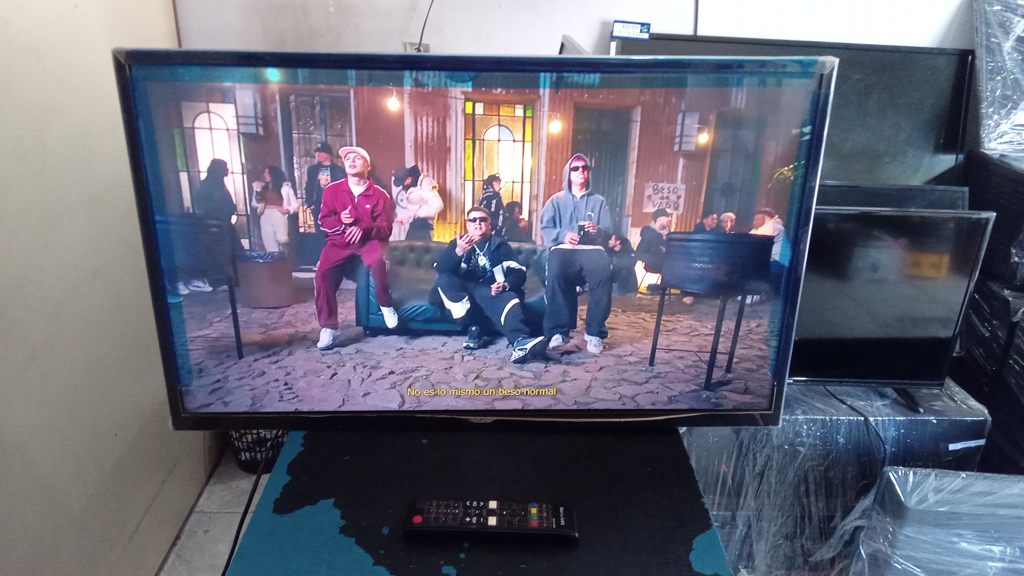 Televisor Led Smart De 32 '' Marca Samsung Modelo Un32t4202ag Con Control Usado En Buen Estado Acc Cable Power