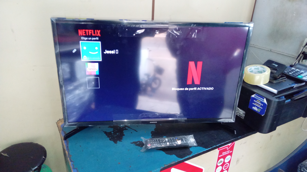 Televisor Led Smart De 32 '' Marca Samsung Modelo B32t-B Con Control Usado En Buen Estado Acc Patita