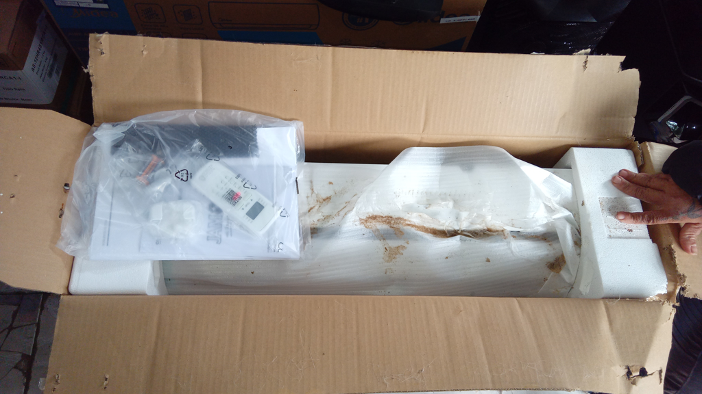 Foto 2 de Aire Acondicionado Tipo Split Marca Jam Potencia Btu 12.000 Con Kit Instalacion Con Control Modelo Jf-12chrn1 Nuevo Sin Uso Con Caja Acc No Tiene