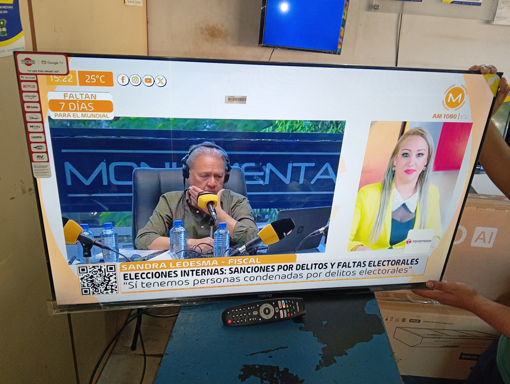 Foto 2 de Televisor Led Smart De 43 '' Marca Tokyo Modelo Tvtokff43gtv Con Control Usado En Buen Estado Acc No Tiene