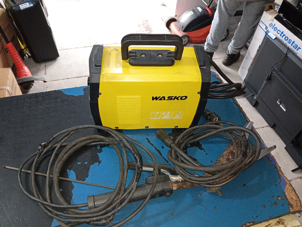 Soldador Marca Wasko Electronico 200 Amp Modelo 8200m2x Usado En Buen Estado Acc Pinzas +/-