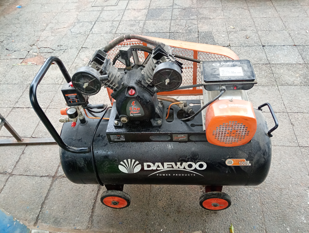 Compresor De Aire Marca Daewoo 100 Litros Modelo Daac100cv Potencia Hp 3 Usado En Buen Estado Acc 2 Cabezales A CorreaManómetro Rueditas