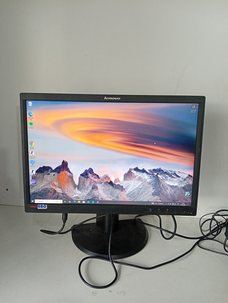 Monitor P/ Computadora Lcd Marca Lenovo Modelo No Tiene Usado En Buen Estado De 22 '' Acc Cable PowerVga Base Giratoria