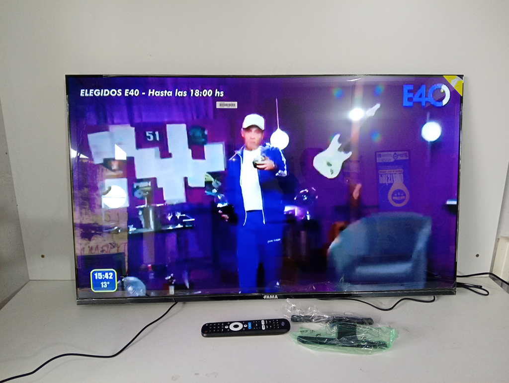 Televisor Led Smart De 43 '' Marca Fama Modelo Tvf-43el2 Con Control Nuevo Sin Uso Acc Patita Con Tornillos Control Con Pilas