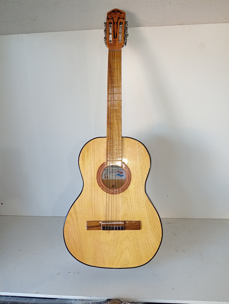Guitarra Marca Casa Lucho Modelo No Tiene Usado En Buen Estado Acc Estuche De Color Negro