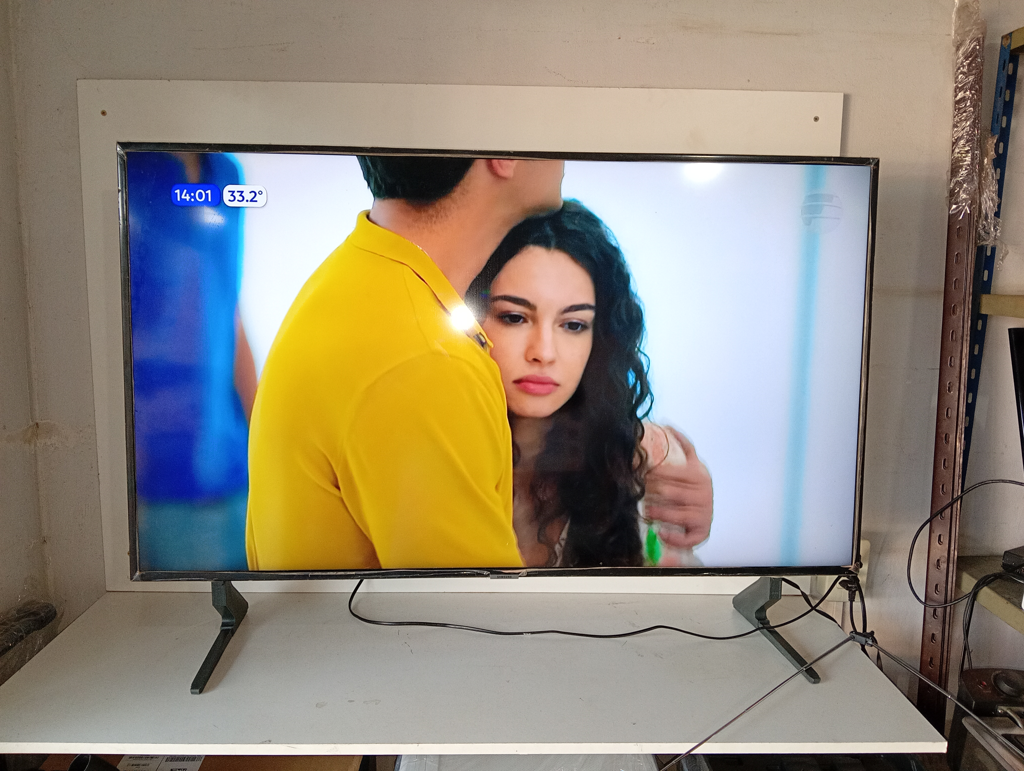 Televisor Led Smart De 50 '' Marca Samsung Modelo Un50ru7100g Con Control Usado En Buen Estado Acc Patita Cable Power