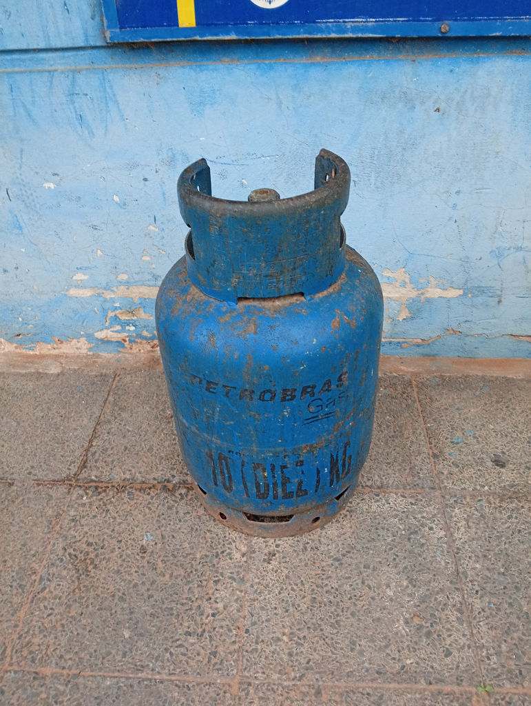 Garrafa Cap 10 Kg. Marca Petrobras Usado Con Desgaste Color Azul Acc No Tiene