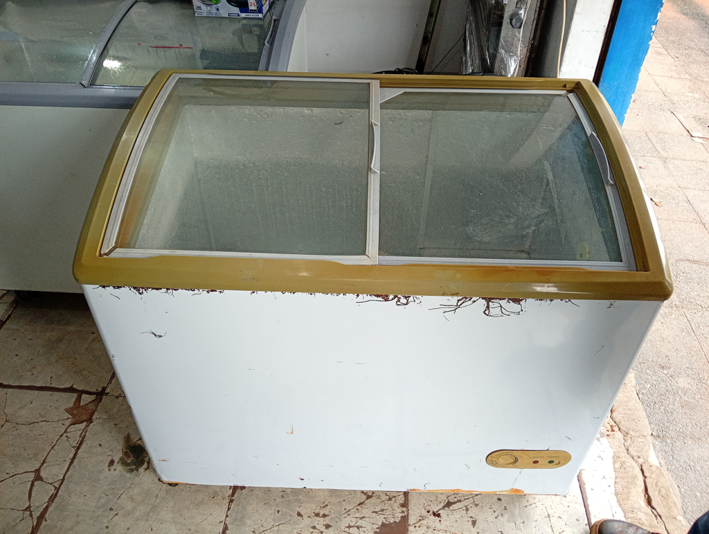 Congeladora / Frezzer Marca Fama Litros 208 Modelo Efh-250 Usado Con Desgaste Acc Doble Tapa De Vidrio