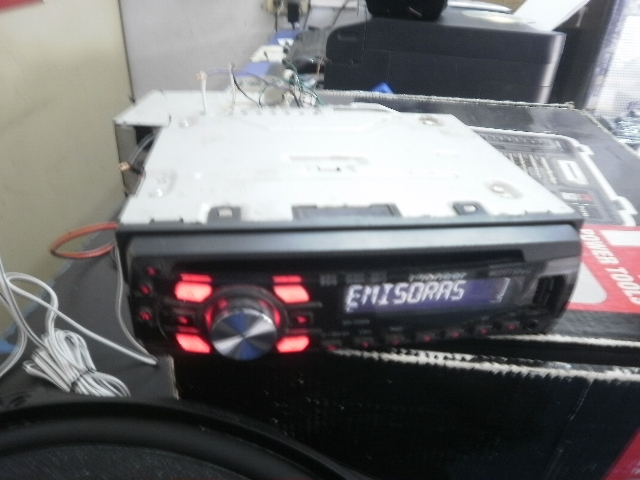 Autoradio Marca Pionner Con Control Modelo Deh-2350ub Usado En Buen Estado Con No Tiene Acc Con Entrada De Cd Usb Entrada De Antena Con Ficha