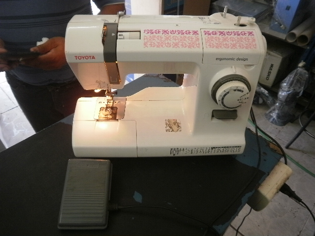 Maquina De Coser Familiar Marca Toyota Modelo Eco26cp Usado En Buen Estado Acc Con Pedal Con Aguja Con Luz
