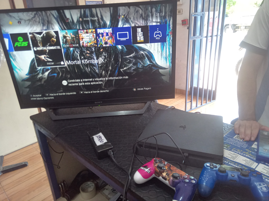 Juego Electronico Ps4 Marca Sony Modelo Cuh-2015a Disco Duro 500 Gb Con Control Sin Caja Usado En Buen Estado Acc Cable Crrte Cable Hdmi Cable Cargador