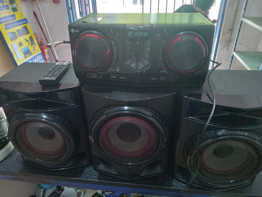 Equipo De Sonido Marca Lg Con Control Modelo Cj45 Usado En Buen Estado Acc 2 Parlantes 1 Woofer