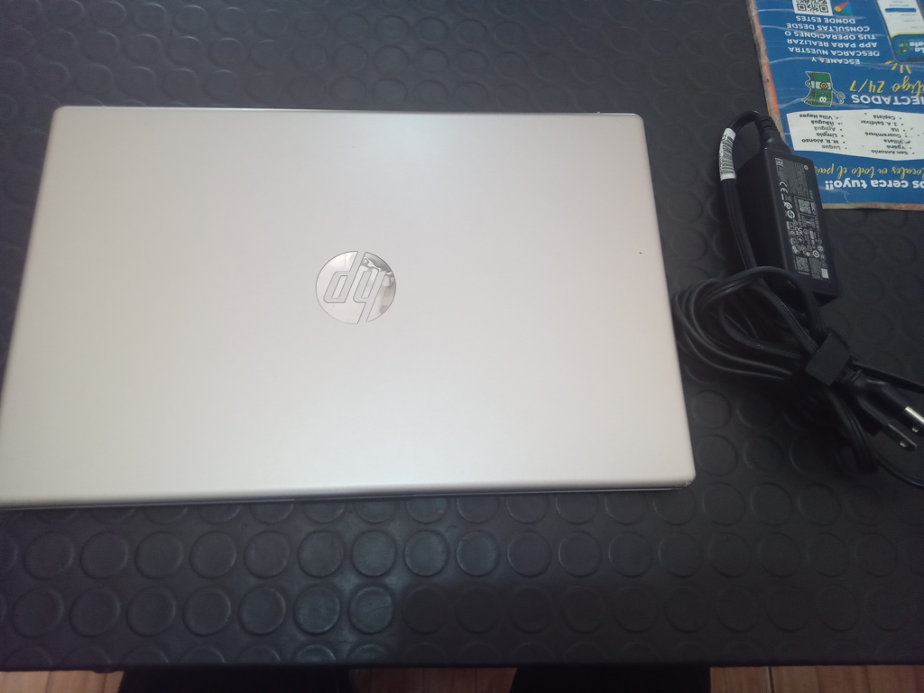 Foto 2 de Notebook Marca Hp Modelo 15-Fc00061a Procesador Md Ryzen 3 Memoria Ram 8 Gb Disco Duro 237 Gb Generacion No Tiene Acc Cargador
