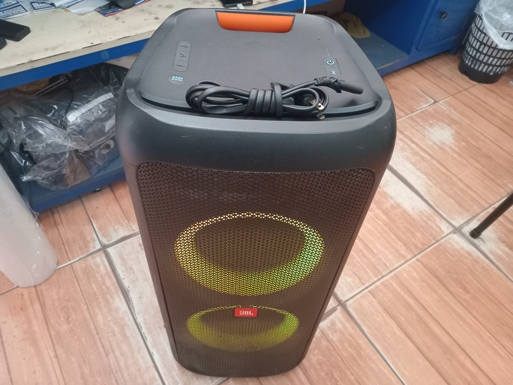Caja De Sonido Amplificada Marca Jbl Modelo Party Box300 Sin Control Usado En Buen Estado Acc Cable Crrte