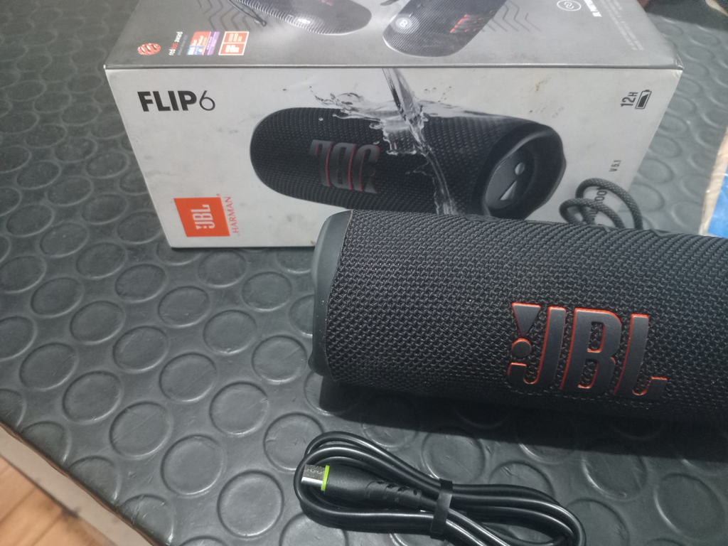 Speaker Potencia Watts No Tiene Marca Jbl Sin Control Modelo Flip6 Usado En Buen Estado Con Caja Acc Cable Cargador