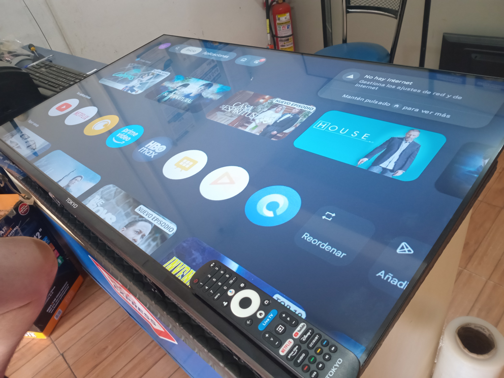 Televisor Led Smart De 43 '' Marca Tokyo Modelo Tvt9kff43g5 Con Control Usado En Buen Estado Acc Cable Crrte 3 Patitas