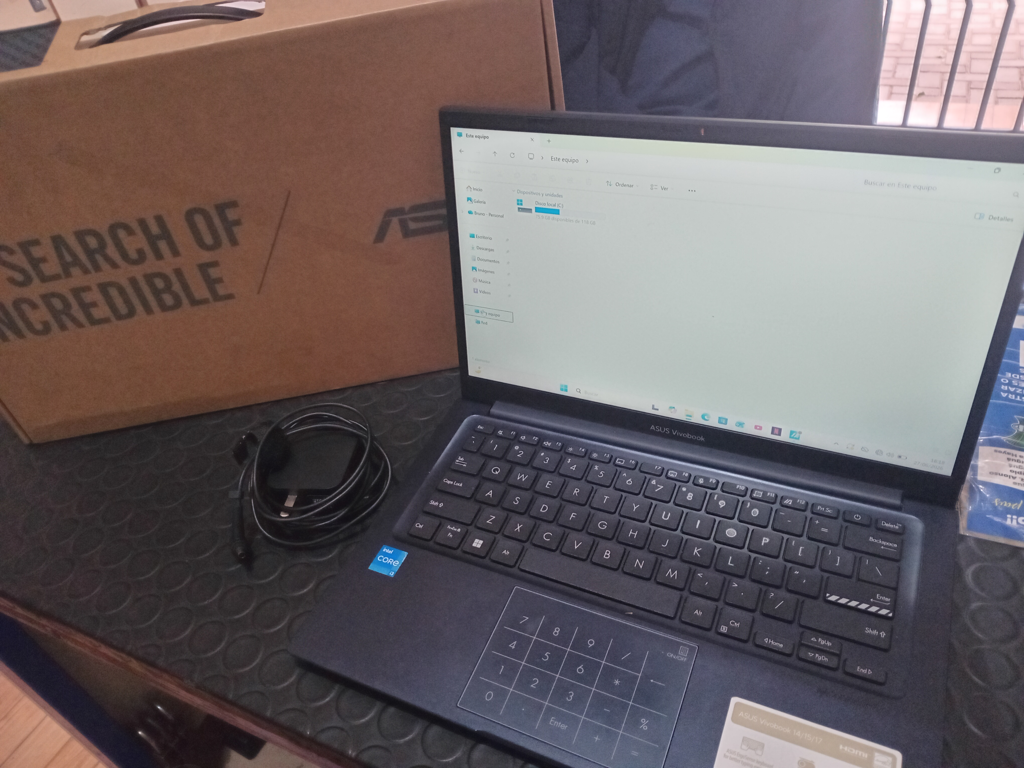 Notebook Marca Asus Modelo X1404z Procesador Core I3 Memoria Ram 8 Gb Disco Duro 118 Gb Generacion 12 Acc Cargador
