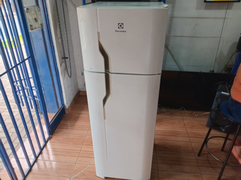 Heladera Marca Electrolux Modelo Dc35a Usado En Buen Estado Litros 300 Acc 3 Parrilla 3 Porta VasosVerdulera C/ TapaParrilla En Nevera
