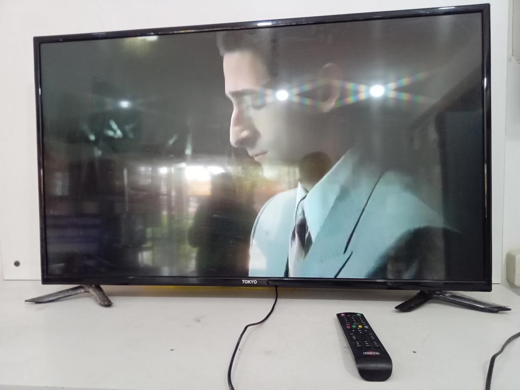 Televisor Led Convencional De 43 '' Marca Tokyo Modelo Tvtokyoch43 Usado En Buen Estado Con Control Sin Caja Acc Con Patitas Y Soporte Para Pared