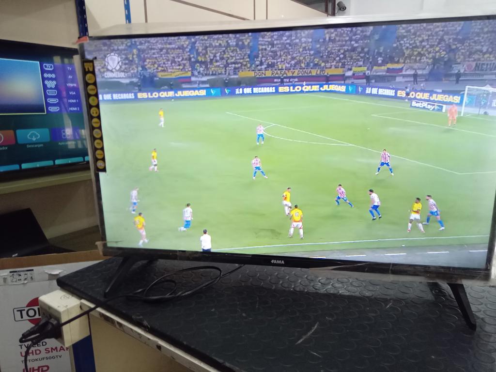 Televisor Led Smart De 30 '' Marca Fama Modelo Tvf-32au20 Con Control Usado En Buen Estado Acc C/Patitas