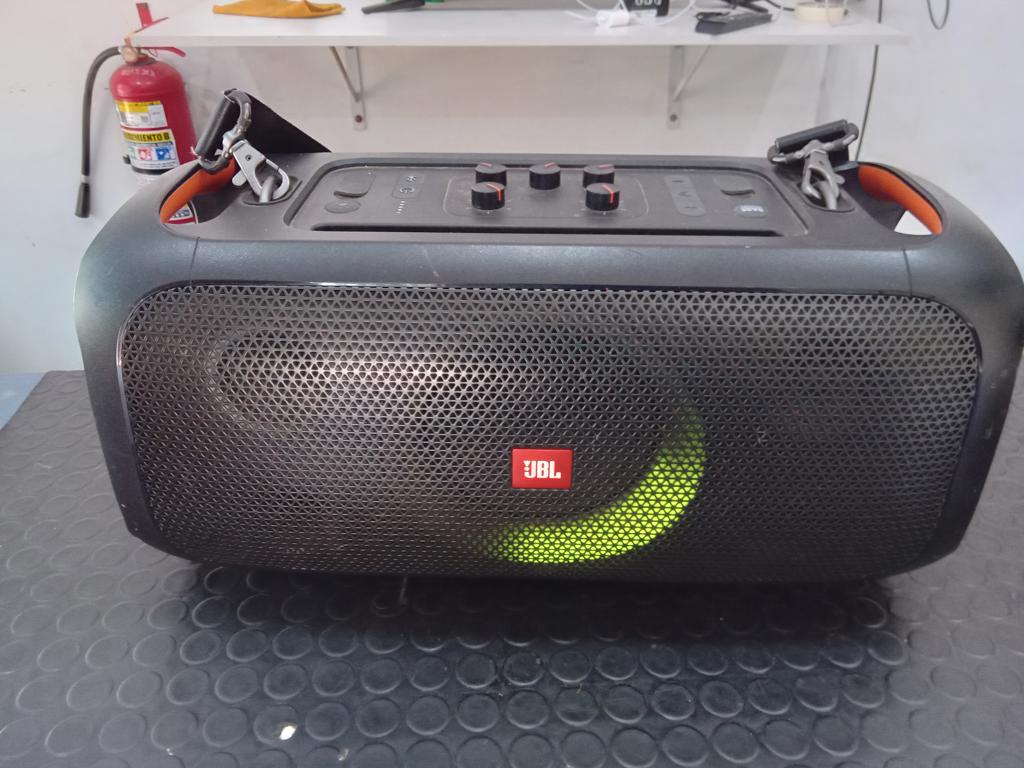 Parlante Portatil Marca Jbl Modelo Partybox On-The-Go Usado En Buen Estado Con No Tiene Acc Correa ColganteCargador