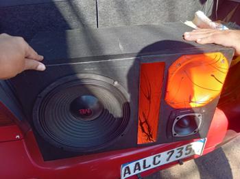 Caja C/ Parlantes Para Auto Usado En Buen Estado Acc Woofer De 12mb + 1 Corneta+Super Twister