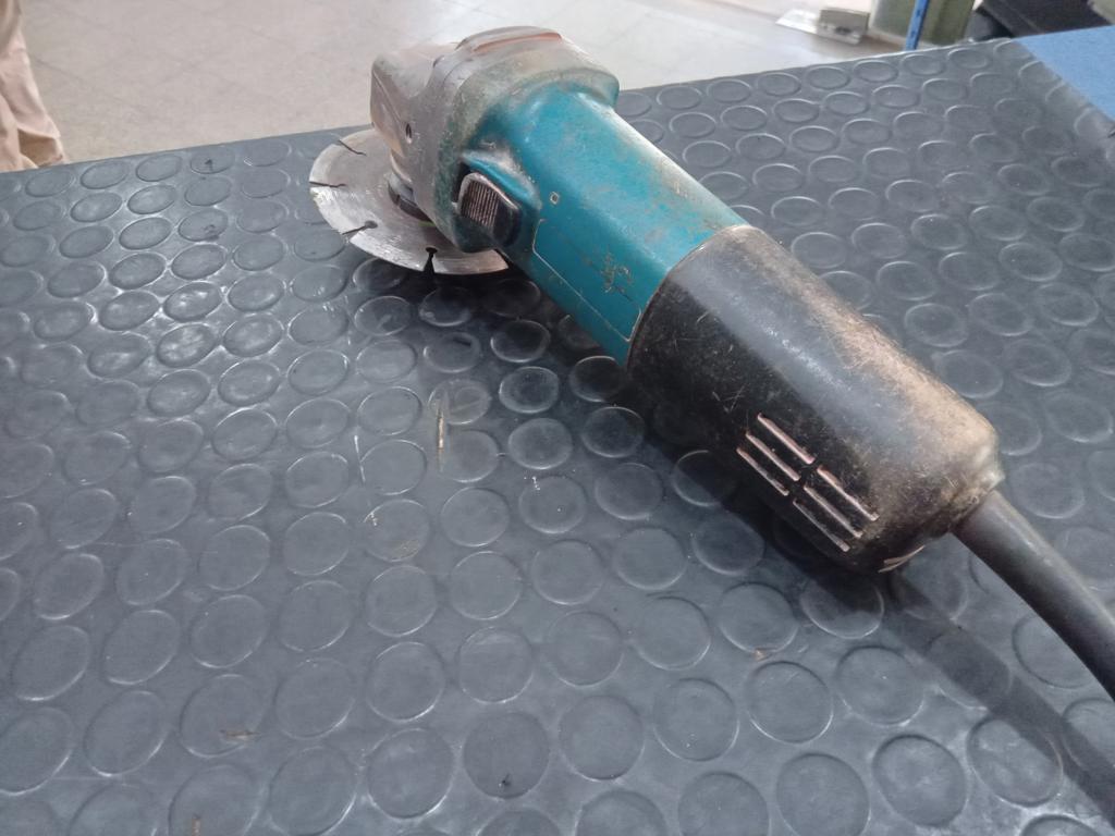 Pulidora Marca Makita. Modelo 9557hn Tamaño Chico Usado En Buen Estado Acc Disco