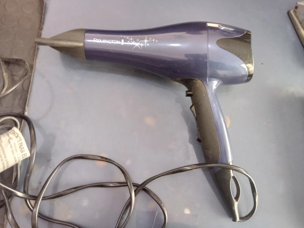 Secador De Pelo Marca Remington Modelo No-Visible Usado-En-Buen-Estado Acc Pico+1 Accesorio