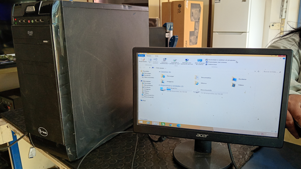 Computadoras De Escritorio Marca E-Tech Modelo No Tiene Usado En Buen Estado Procesador Pentium Memoria Ram 4 Gb Disco Duro 200 Gb Acc Monitor Acer
