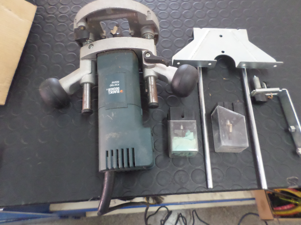 Fresadora Marca Black & Decker Modelo Kw780 Usado En Buen Estado Acc C/Accesorios
