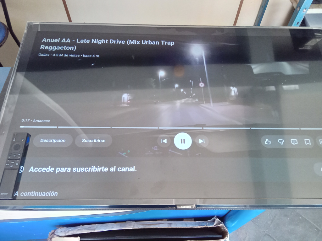 Televisor Led Smart De 43 '' Marca Samsung Modelo Un43cu7090g Con Control Usado En Buen Estado Acc Par De Patitas