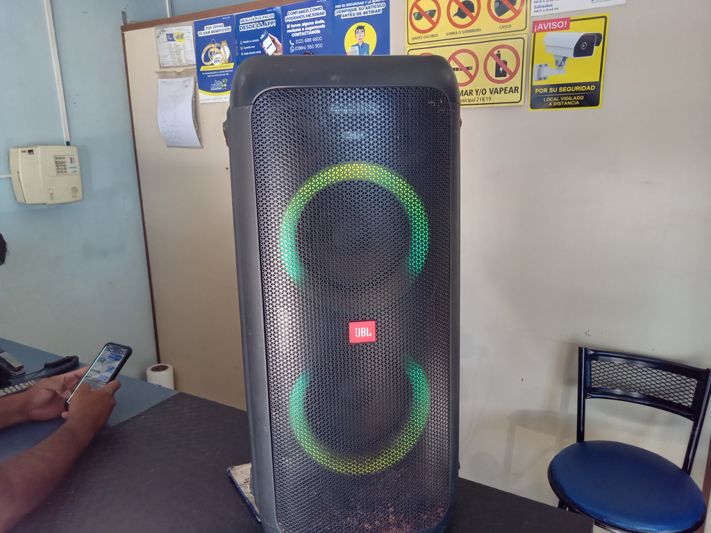 Caja De Sonido Amplificada Marca Jbl Modelo Party Box 300 Sin Control Usado Con Desgaste Acc Cable Cte