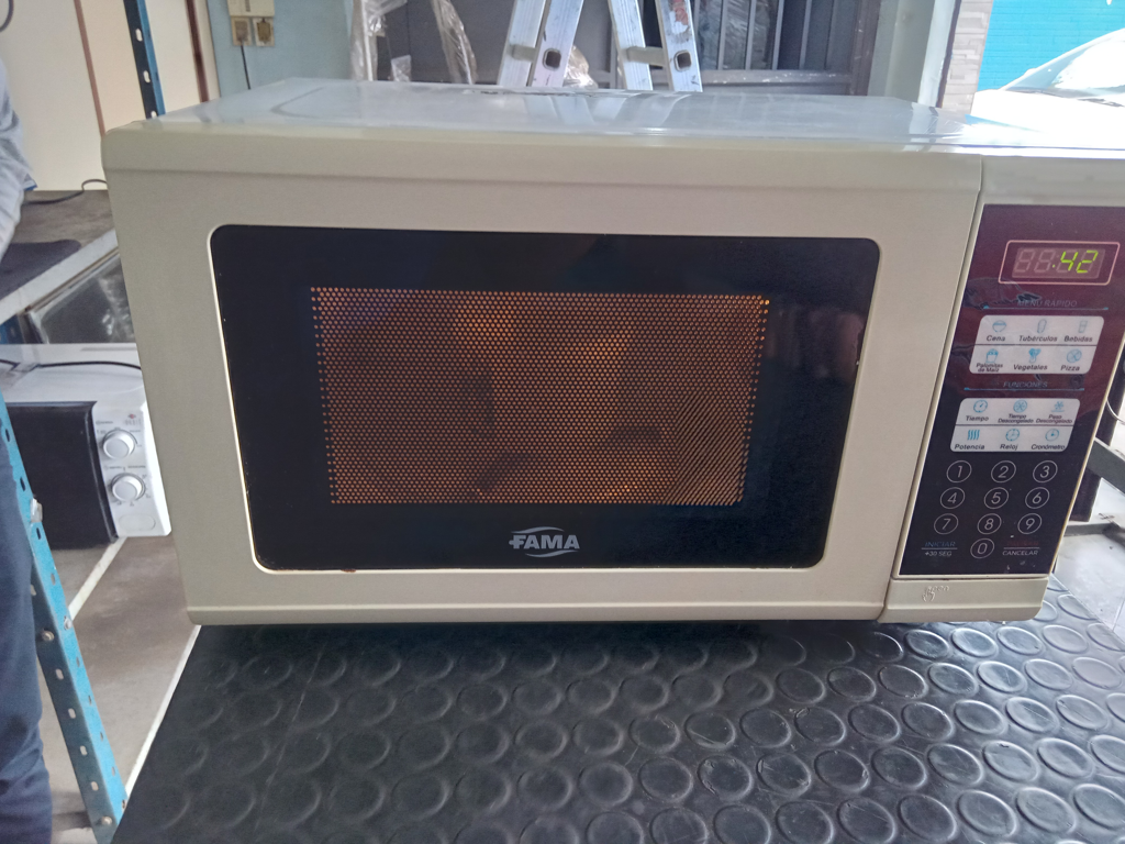 Foto 2 de Microondas Marca Fama Modelo Mf20sy Usado En Buen Estado Acc No Tiene
