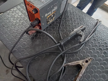 Soldador Marca Daewoo Modelo Minidw220 Usado Con Desgaste Acc Par De Pinzas