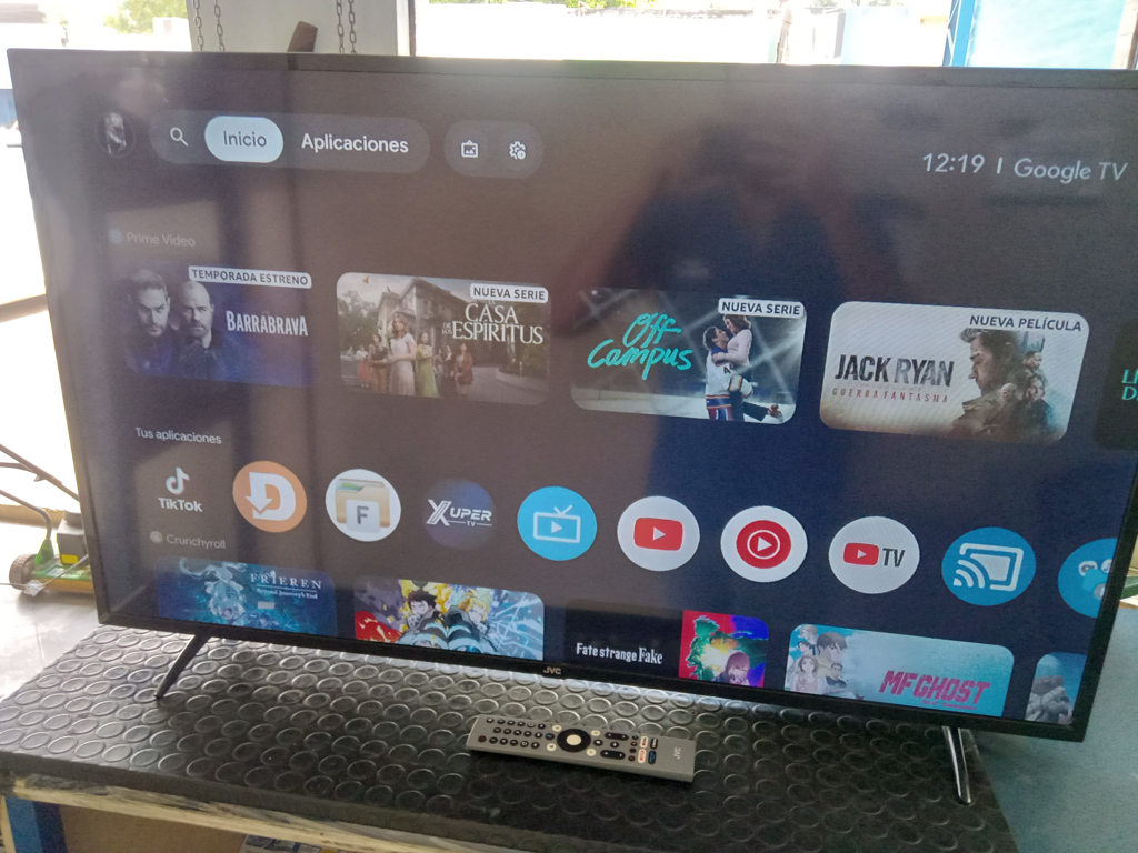 Televisor Led Smart De 43 '' Marca Jvc Modelo 43km34 Con Control Usado En Buen Estado Acc Par De Patitas