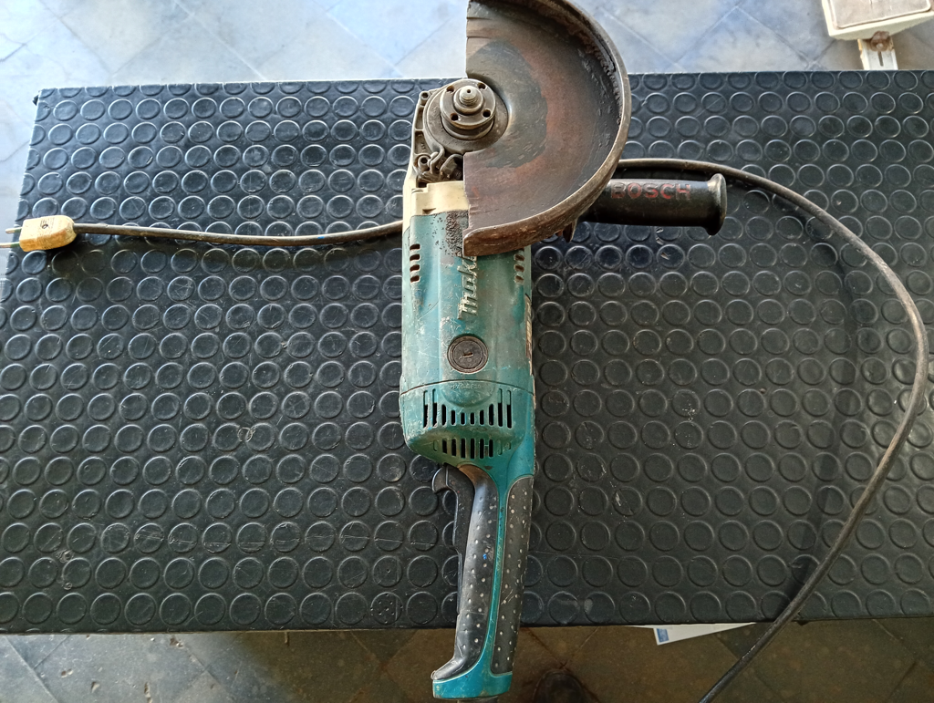 Pulidora Marca Makita Modelo Ga9020 Tamaño Grande Usado Con Desgaste Acc MangoProtector