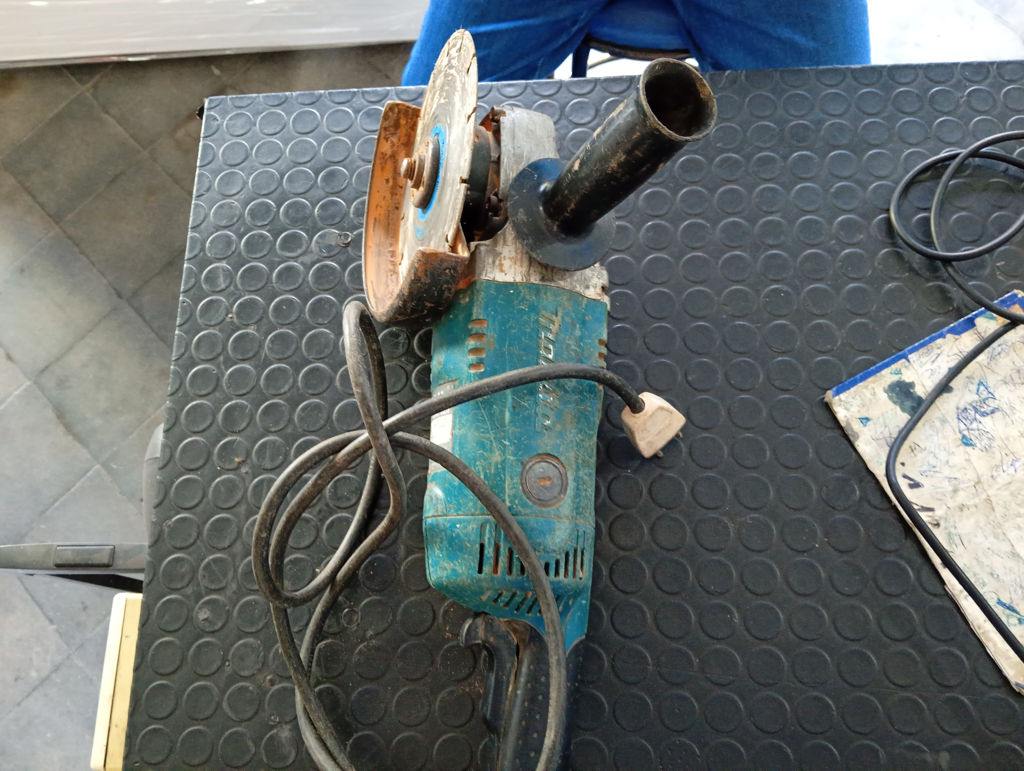 Pulidora Marca Makita Modelo Ga7020 Tamaño Grande Usado Con Desgaste Acc Mango Disco Protector