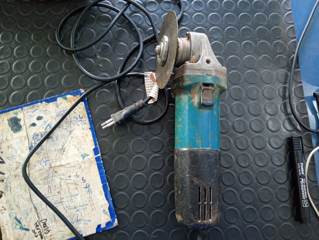 Foto 2 de Pulidora Marca Makita Modelo 9557hn Tamaño Pequeño Usado Con Desgaste Acc No Tiene
