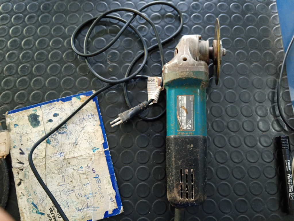 Foto 3 de Pulidora Marca Makita Modelo 9557hn Tamaño Pequeño Usado Con Desgaste Acc No Tiene