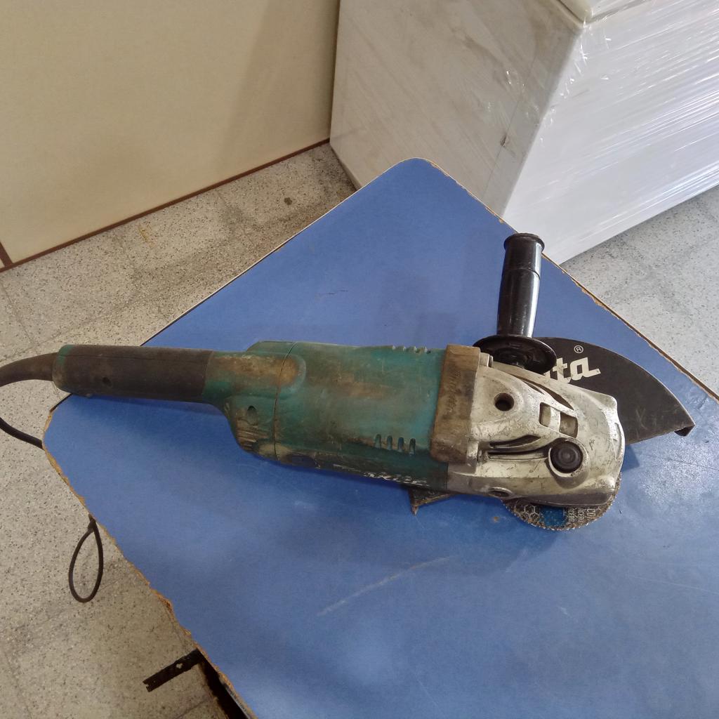 Pulidora Marca Makita Modelo Ga9020 Tamaño Grande Usado En Buen Estado Acc Manija Disco Protector