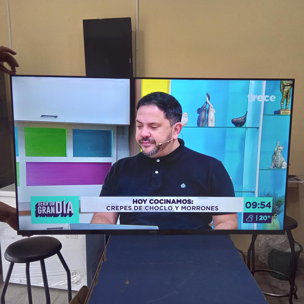 Televisor Led Smart De 50 '' Marca Tokyo Modelo Tvtokuf50wb Con Control Usado En Buen Estado Acc Patitas S/Tornillo