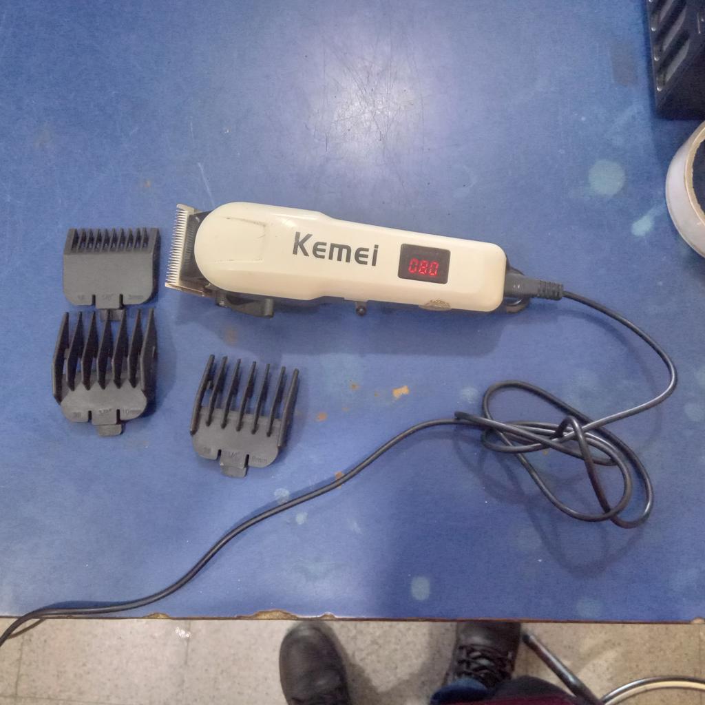 Maquina De Cortar Cabello Marca Kemei Modelo No Tiene Usado En Buen Estado Acc 3 AccesoriosCargador