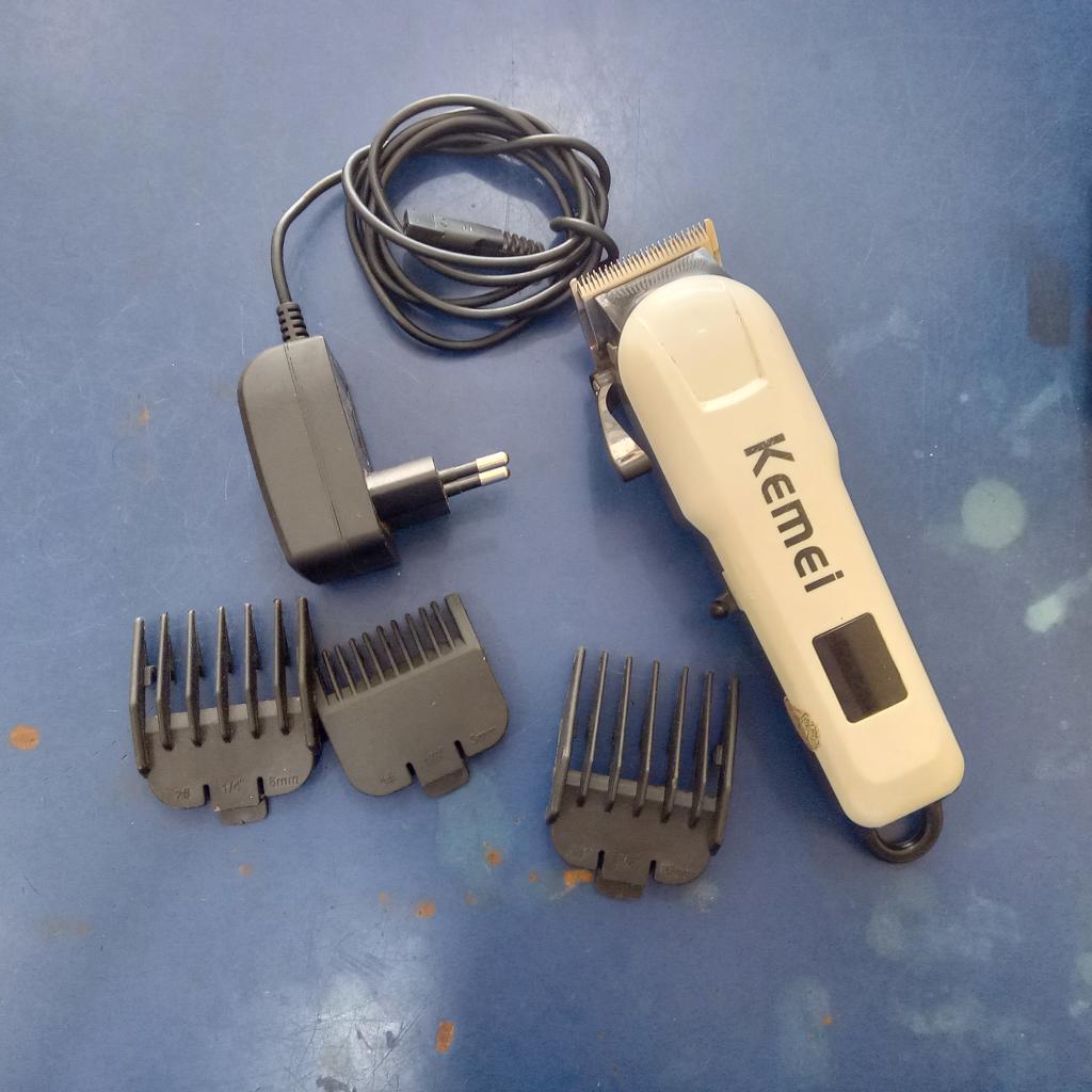 Foto 3 de Maquina De Cortar Cabello Marca Kemei Modelo No Tiene Usado En Buen Estado Acc 3 AccesoriosCargador