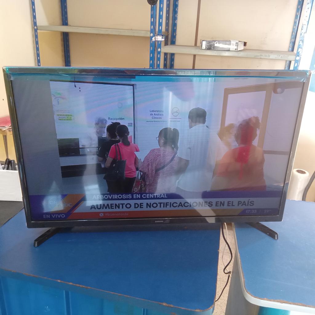 Televisor Led Smart De 32 '' Marca Samsung Modelo Un32t4202ag Con Control Usado En Buen Estado Acc Patitas
