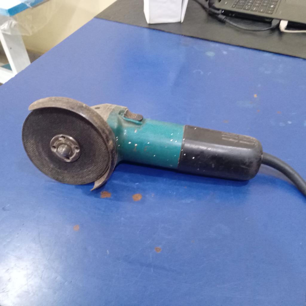 Pulidora Marca Makita Modelo 9557hn Tamaño Pequeño Usado En Buen Estado Acc Protector Disco