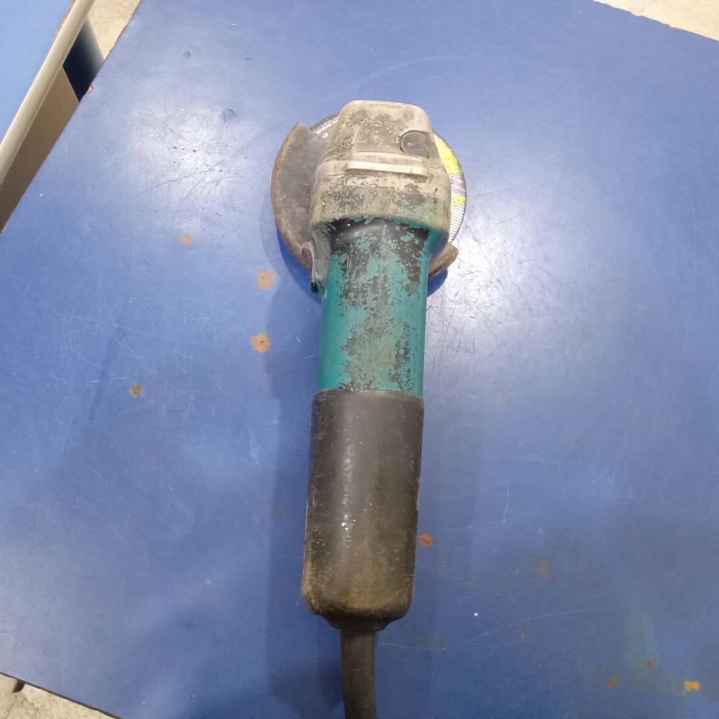 Foto 2 de Pulidora Marca Makita Modelo 9557hn Tamaño Pequeño Usado En Buen Estado Acc Protector Disco