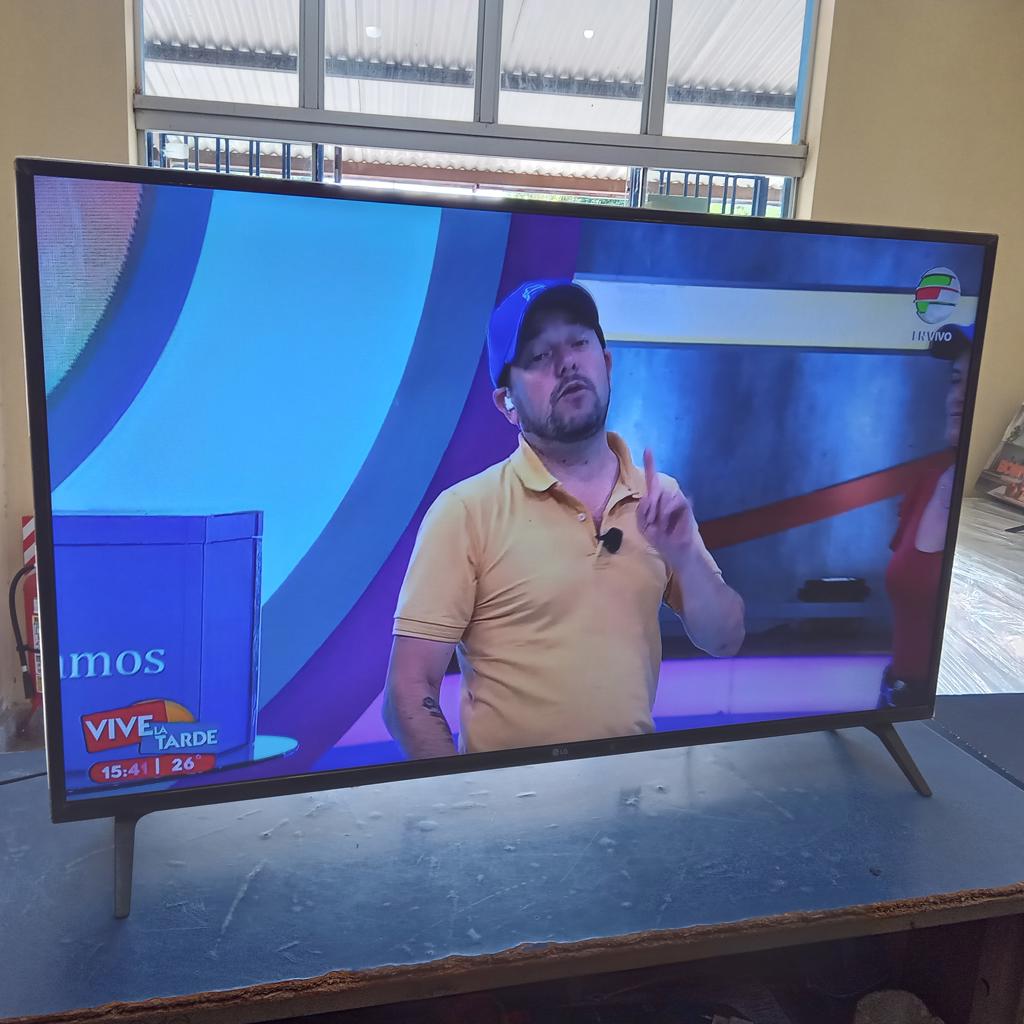 Televisor Led Smart De 49 '' Marca Lg Modelo 49lk5400psa Con Control Usado En Buen Estado Acc Patitas Soporte Pared