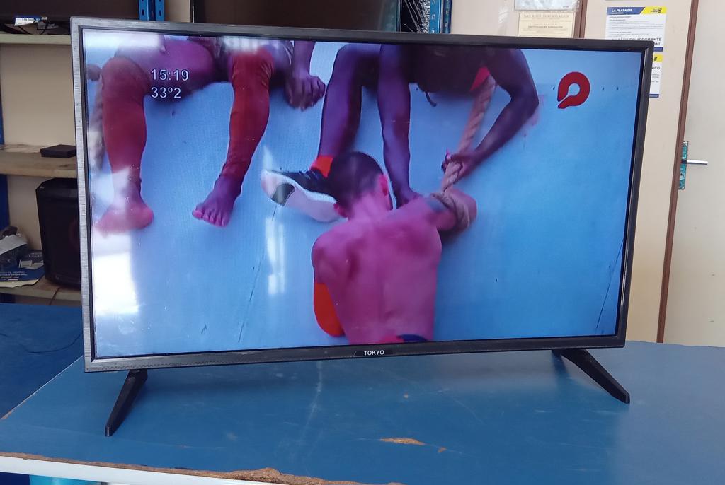 Televisor Led Convencional De 32 '' Marca Tokyo Modelo Tvtoksf32led-N Usado Con Desgaste Con Control Sin Caja Acc Patitas