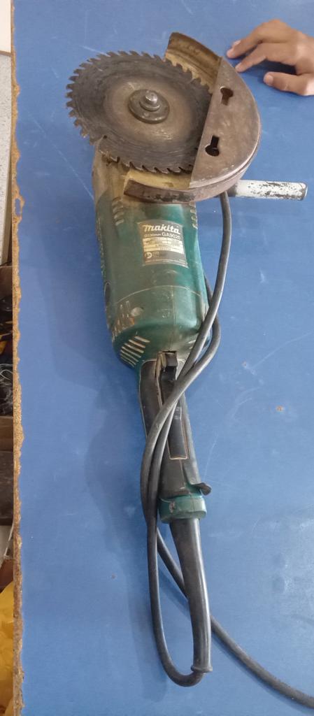 Pulidora Marca Makita Modelo Ga9020 Tamaño Grande Usado En Buen Estado Acc Manija AdaptadaProtector