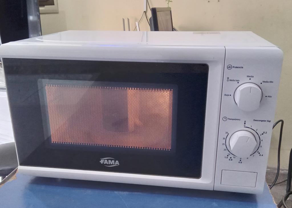 Microondas Marca Fama Modelo Mf-20cd6 Usado En Buen Estado Acc Plato